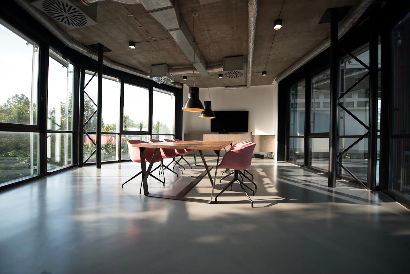 Salle de réunion équipée vidéoconférence Crestron