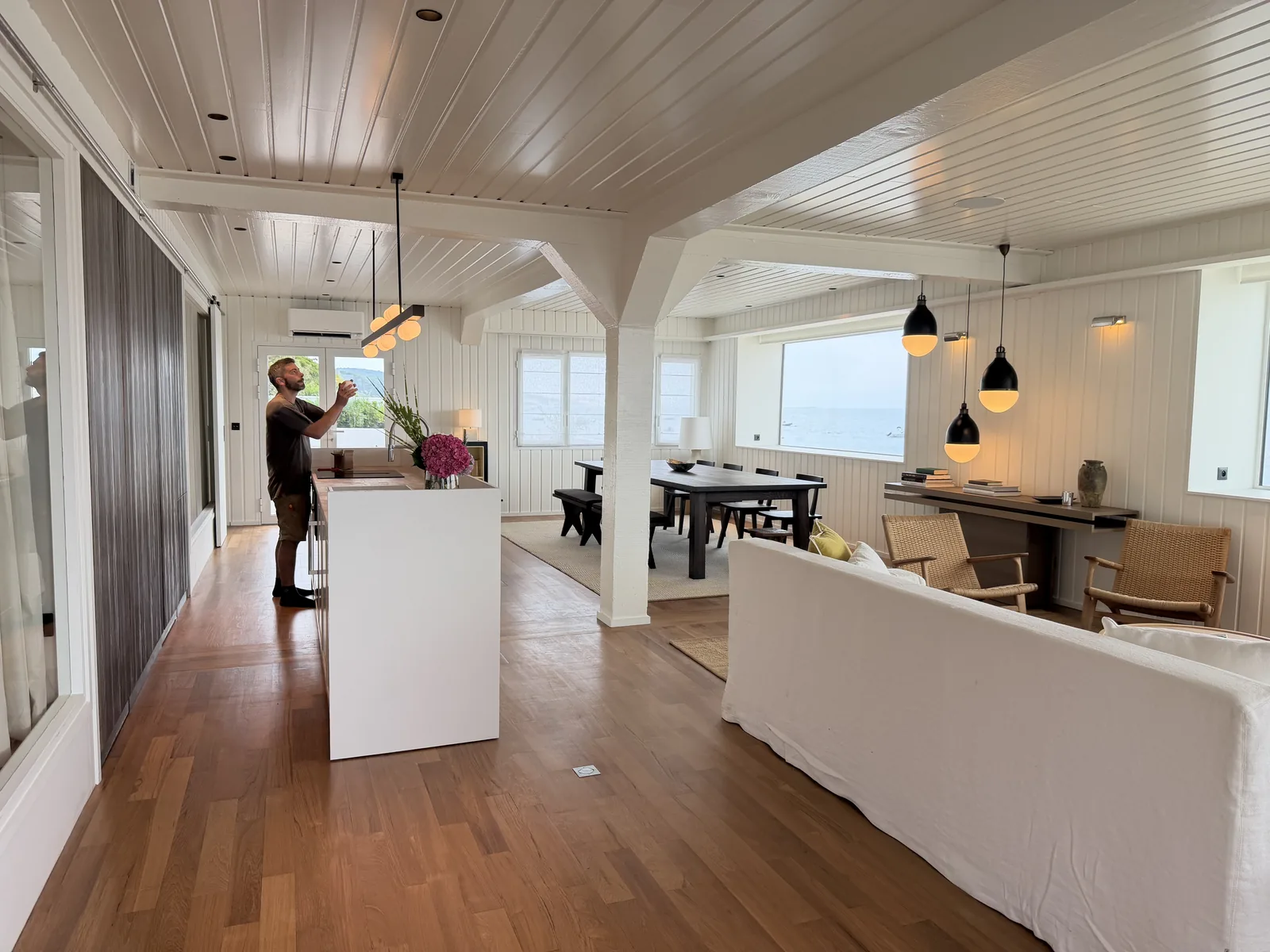 Pièce à vivre contemporaine blanche face à l'océan, domotique Crestron intégrée — Pyla-sur-Mer (ADEPP Control)