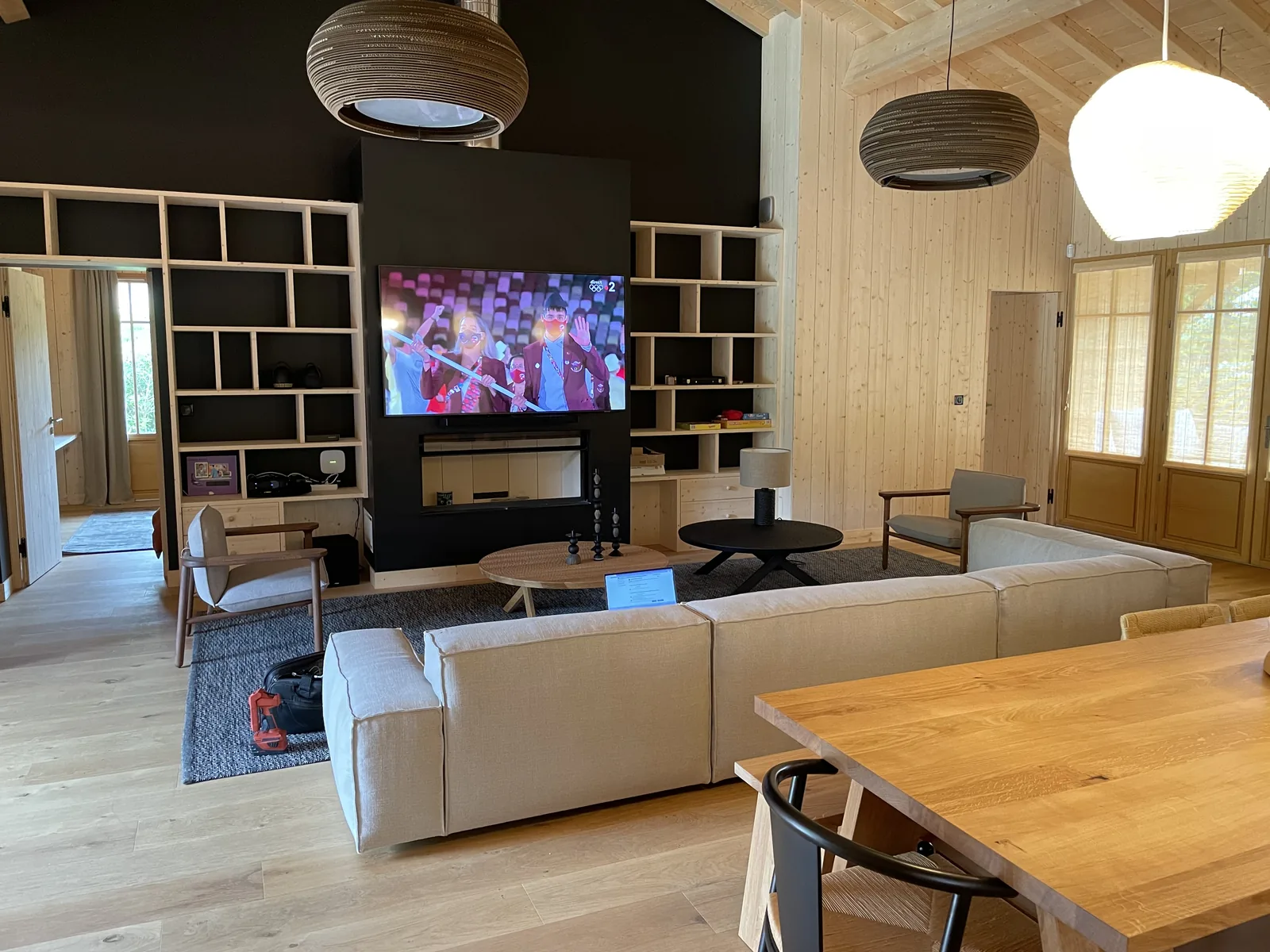 Séjour cathédrale en bois avec home cinéma et écran mural — maison de vacances au Cap Ferret, Bassin d'Arcachon (ADEPP Control)