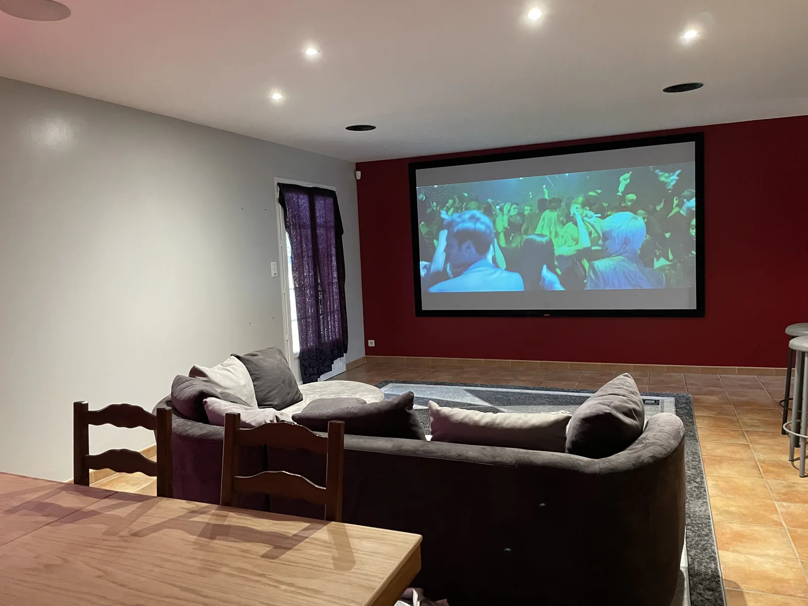 Salon familial transformé en salle de projection, enceintes SpeakerCraft encastrées — Charente (ADEPP Control)