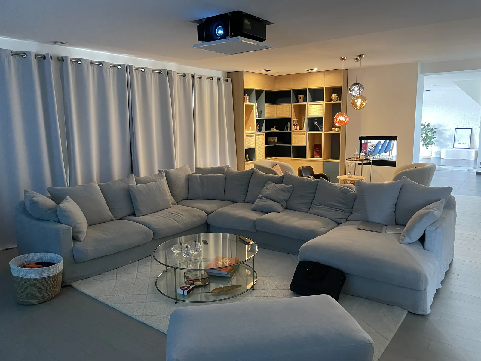 Home cinéma invisible Dolby Atmos, écran encastré dans la boiserie beige — Bordeaux Métropole (ADEPP Control)