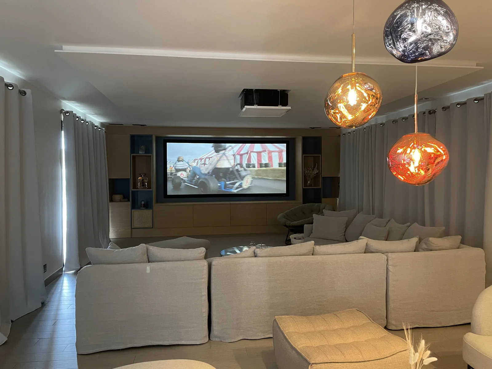 Salle de cinéma privée aux enceintes Amina invisibles derrière les rideaux — home cinéma Dolby Atmos, Bordeaux (ADEPP Control)